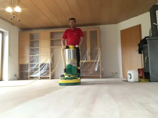 Parkettboden wird verlegt