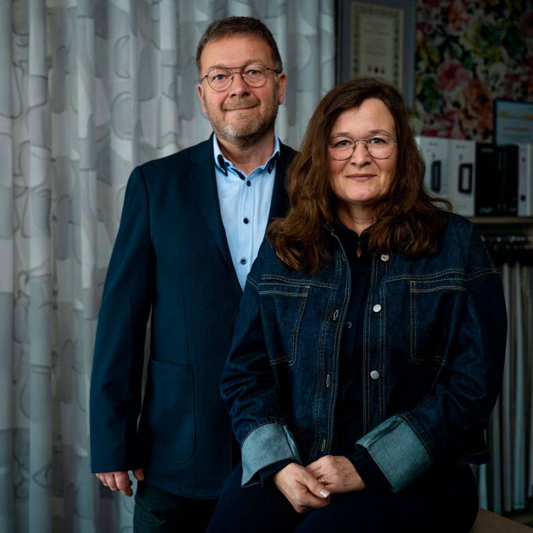 Zwei Personen im Ladengeschäft von Hoffmann Raumausstattung.