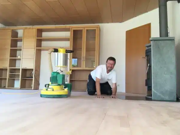 Parkettboden wird verlegt
