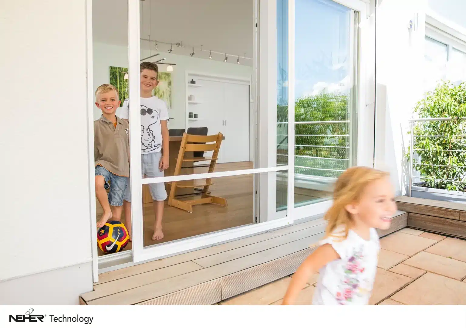 Insektenschutz-Schiebetür an einer großen Terrassenöffnung