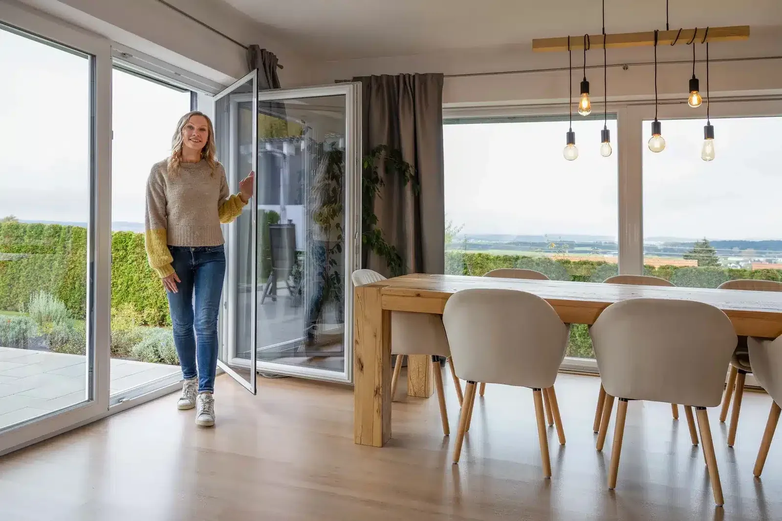 Geöffnete Terrassentür mit Insektenschutz im Esszimmer