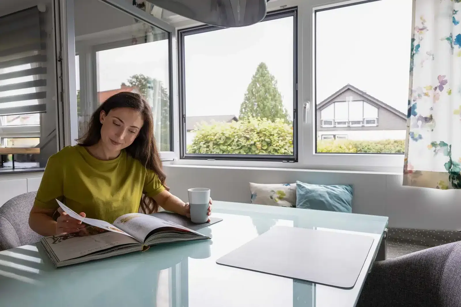 Heller Arbeitsplatz am Fenster mit Insektenschutz