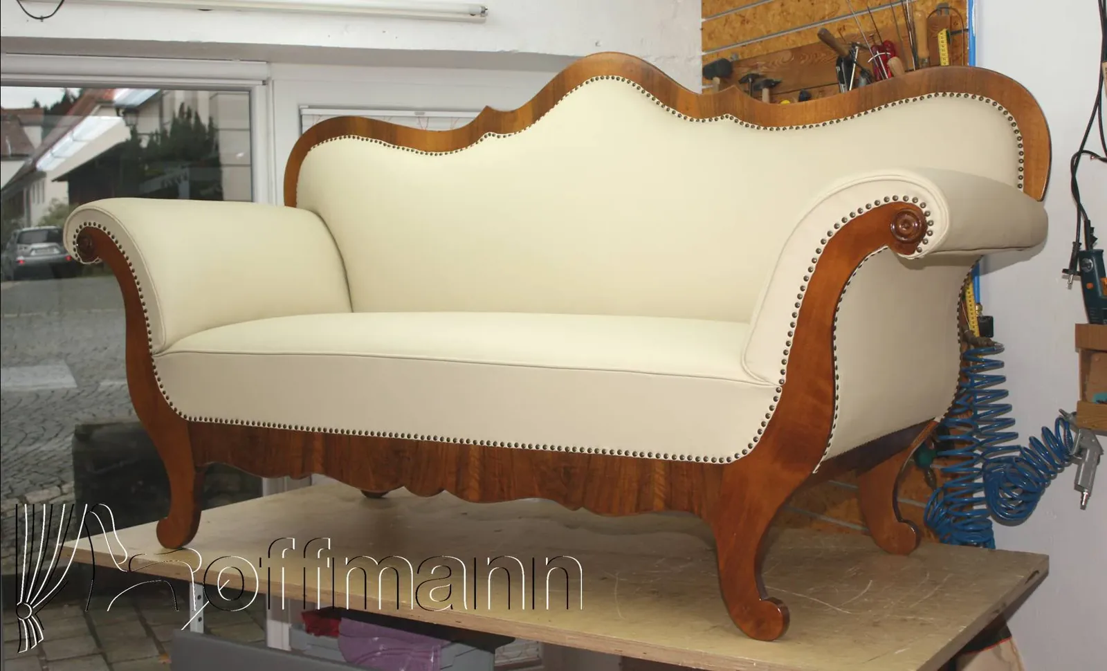 Historisches Sofa mit neuem hellem Stoffbezug