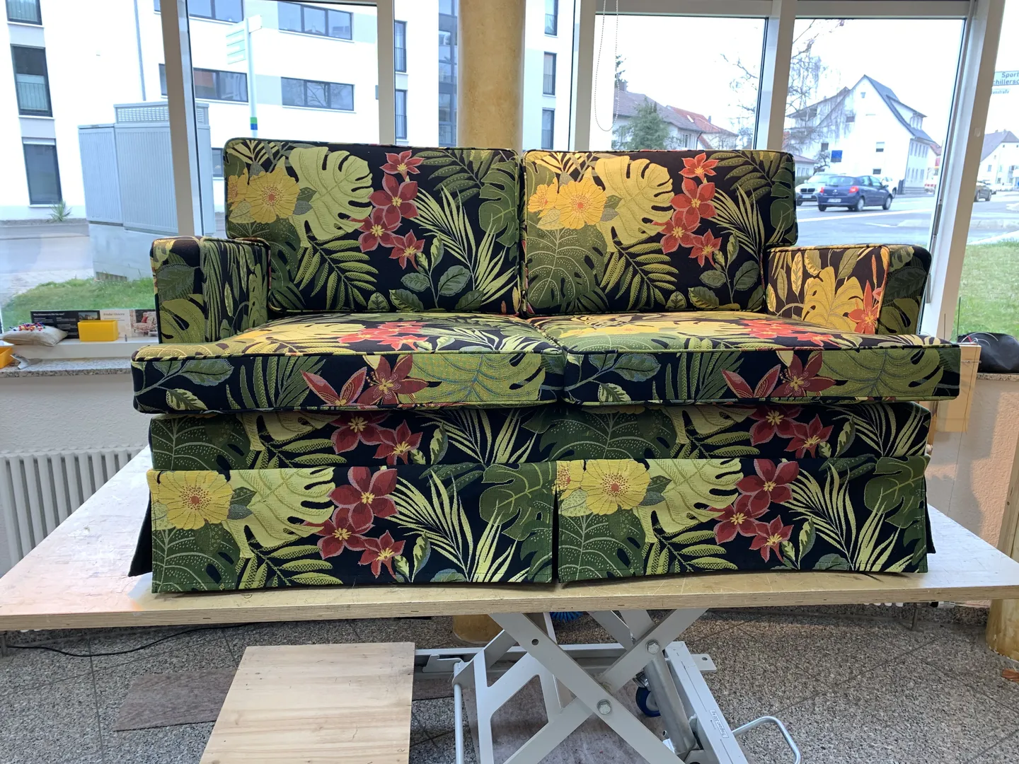 Sofa mit farbigem Blattmuster