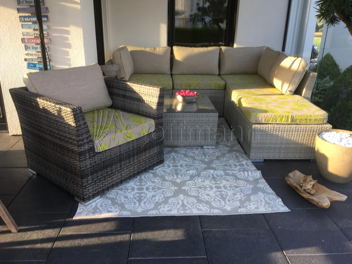 Outdoor-Sitzgruppe mit gepolsterten Sitzflächen